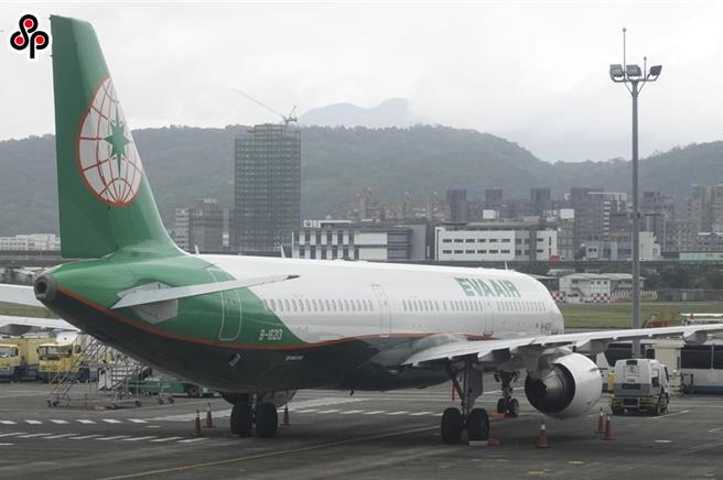 长荣航空昨日宣布将发放年终奖金6个月，机师则依照职级加薪1.1万至2万元，但机师工会不为所动，宣布罢工投票不受影响。（本报资料照）