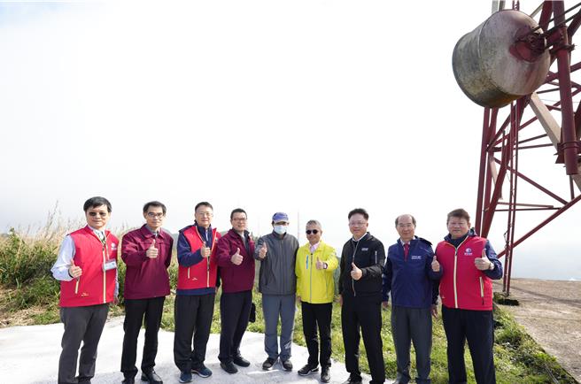 通傳會副主委翁柏宗(左五)與中華電信董事長郭水義(右四)、中華電信執行副總簡志誠(右三)合照。（中華電提供）