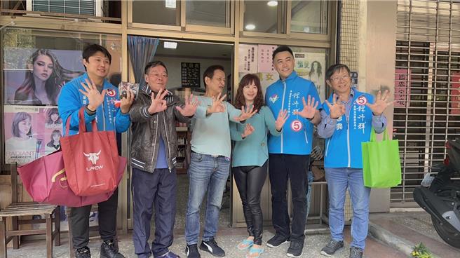 國民黨基隆立委候選人林沛祥（右2）26日上午，在市議員連恩典（右1）及前議員陳江山（右4）陪同下，在暖暖區徒步掃街。（林沛祥競選總部提供／張志康基隆傳真）