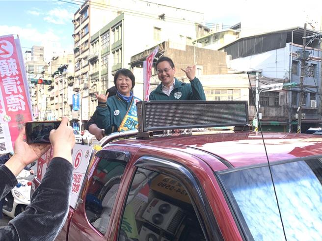 民進黨基隆立委候選人鄭文婷（左）邀請台北市議員趙怡翔（右）陪同，在基隆市信義區進行車隊掃街。（徐佑昇攝）
