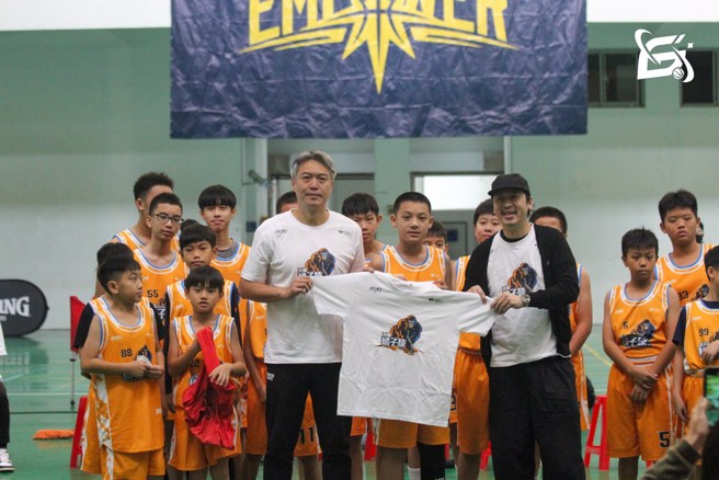 逸启飞董事长张宪铭(前排左)与橘子关怀基金会执行长陈秉良一同出席「花莲橘子Galaxy Cup」应援 Tee 捐赠仪式。(引爆运动训练提供)