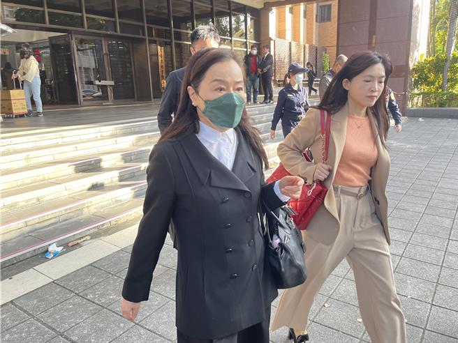 誣指張淑娟涉緋聞遭起訴周玉蔻（左）出庭不認罪（林偉信攝）