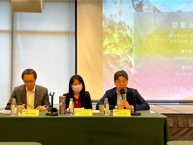 左起光隆实业董事长詹贺博、策略长徐立亭、财务长张荣华。（光隆提供）