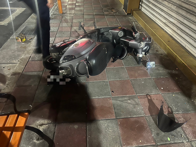 26日03時30分接獲報案，三重區中正南路67號前有機車毀損及放有煙火的情形。（圖／警方提供）