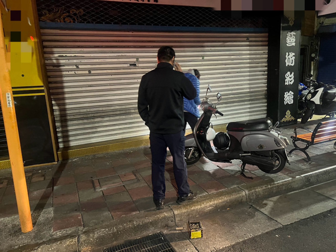 26日03時30分接獲報案，三重區中正南路67號前有機車毀損及放有煙火的情形。（圖／警方提供）