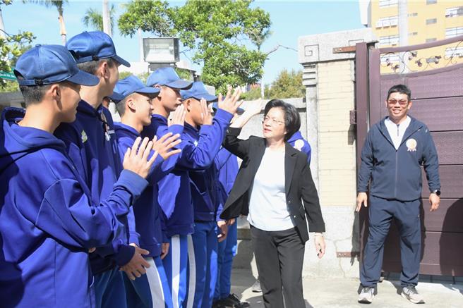 彰化县长王惠美（中）26日邀请彰化艺术高中棒球队到县长官邸聚餐，表扬球员在第11届中信杯黑豹旗全国高中棒球大赛的优异表现。（彰化县政府提供／孙英哲彰化传真）