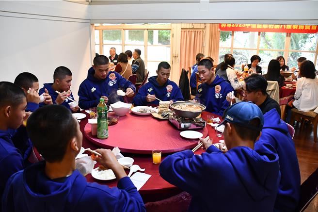 彰化艺术高中棒球队在第11届中信杯黑豹旗全国高中棒球大赛闯进前八强，26日球员及教练受邀到彰化县长官邸聚餐，接受表扬。（彰化县政府提供／孙英哲彰化传真）