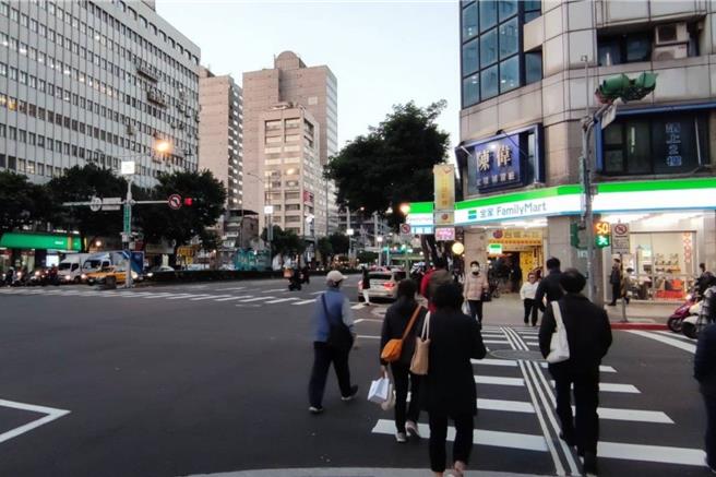 台北市交通局以绿运输达70％为愿景，「我的减碳存折」活动明年也将由双北运具再扩大至基北北桃运具。（台北市交通局／刘彦宜台北传真）