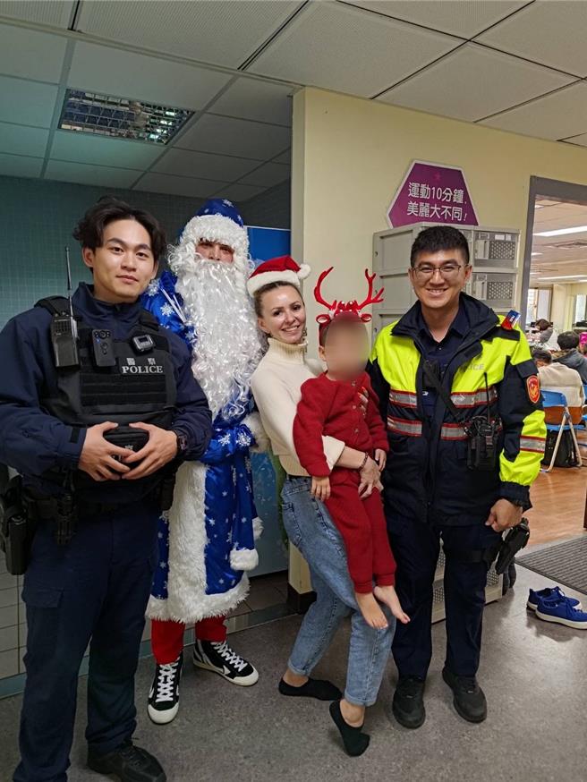 在警方協助下尋回失物，俄羅斯媽媽也直呼台灣警察好棒。（中市警二分局提供／馮惠宜台中傳真）