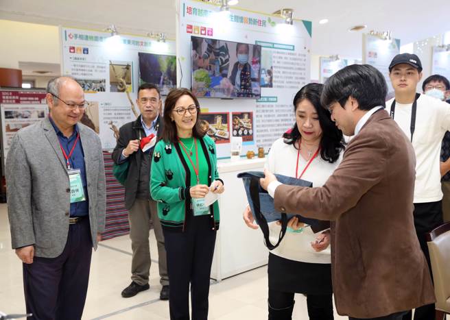 萱艺新知关怀协会以废弃牛仔布再制其他用品，龙华科大USR计画则协助商品行销。(照片/龙华科大提供)