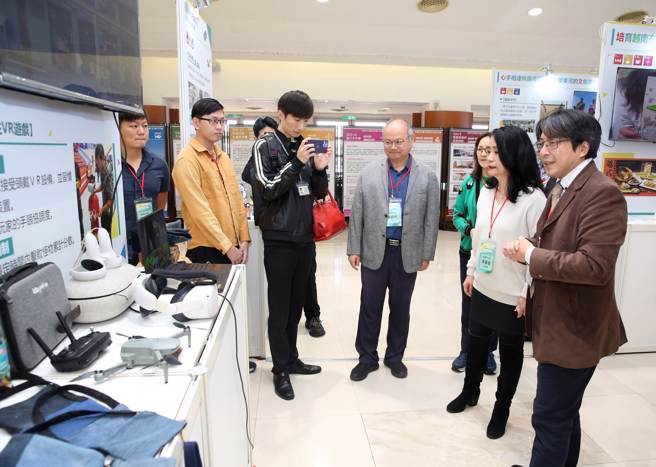 游戏系团队制作AR/VR扩增与虚拟实境互动，真实重现歷史建物样貌。(照片/龙华科大提供)