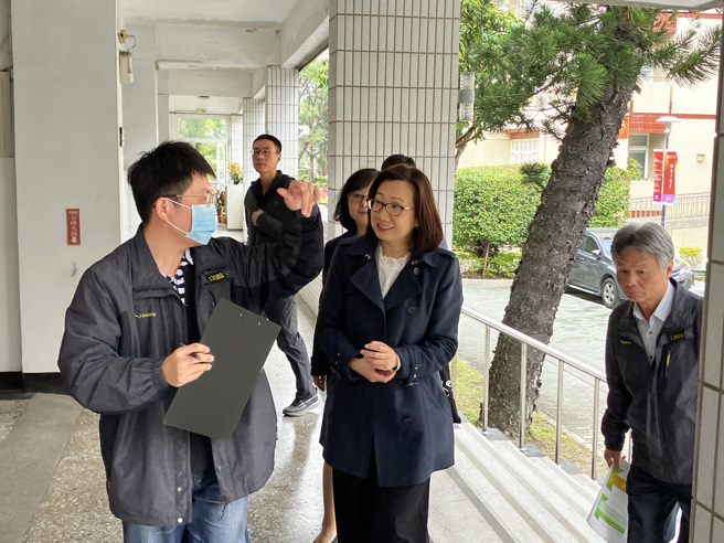 黄兰琇副司长(中)会勘南大身障考场相关动线规划。(照片/国立臺南大学提供)