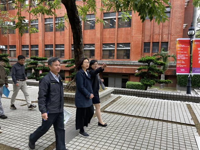 教育部学生事务及特殊教育司黄兰琇副司长(中)访视南大。(照片/国立臺南大学提供)