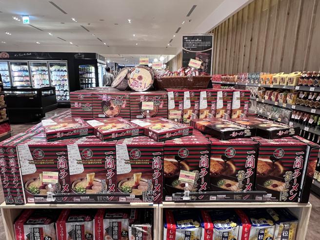 一兰拉麵盒装首度正式进驻金门贩售，每盒5包799元。（吴奕萱摄）