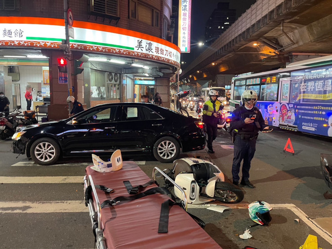 三重区新北大道一段、中华路口发生一起车祸。（图／警方提供）