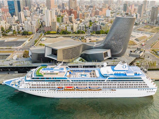 高雄港旅運中心郵輪靠泊。（翻攝照片／洪靖宜高雄傳真）