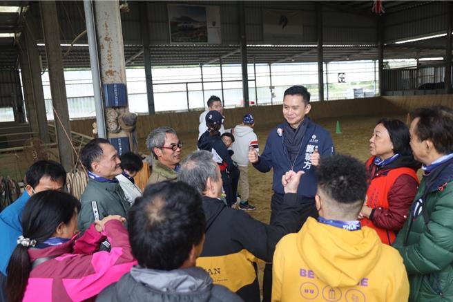 竹北市长郑朝方（右三）近日邀请听障朋友前往体验马匹疗育课程，并使用手语与大家沟通。（竹北市公所提供／邱立雅竹县传真）