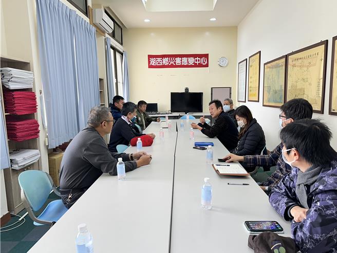 2023年12月26日澎湖县／澎县环保局局长杨书舜（右中说话者）率官员到湖西乡公所与乡长陈振中（左上角）及所属科室主管、当地相关村长，共商改善红罗掩埋场内的垃圾漫天飞舞对策。（湖西乡公所提供／许逸民澎湖传真）
