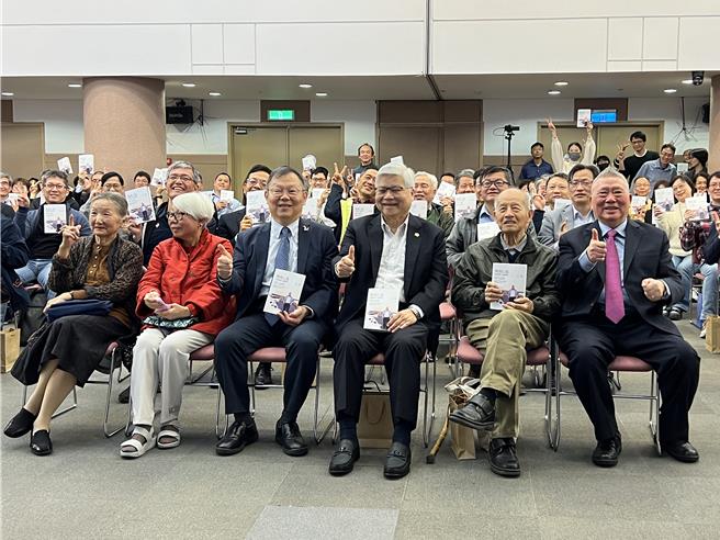 陽明交大出版社新書《無我心寬：吳重雨口述歷史》，26日舉辦新書發表會，請到前交大校長吳重雨（右一）現場導讀，包括前交大校長鄧啟福（右二）、台積電總裁魏哲家（右三）和陽明交大校長林奇宏（右四）皆到場祝賀。（王惠慧攝）