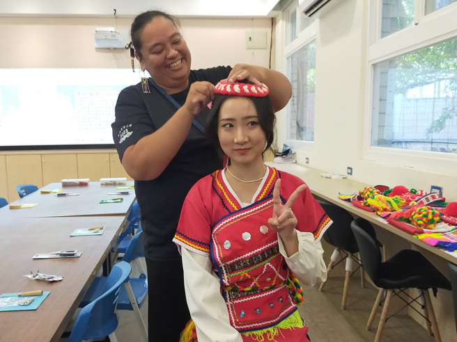 仁爱国小的国际见习生金智恩(右)穿上原住民服饰体验臺湾原住民文化。(照片/新北市政府教育局提供)