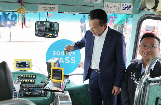 嘉义县长翁章梁今示范如何使用399元通勤月票。（吕妍庭摄）