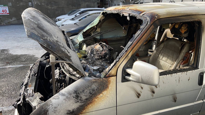 26日14时09分许，三重区平安街内停车场有厢型车冒黑烟，消防人员到场后火势于3分钟内扑灭。（图／警方提供）