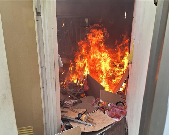 台南市麻豆区一处出租套房，今（26）日下午传出火警，1名55岁男子疑似煮食不慎引发气爆。（读者提供／张毓翎台南传真）