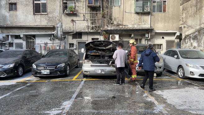26日14时09分许，三重区平安街内停车场有厢型车冒黑烟，消防人员到场后火势于3分钟内扑灭。（图／警方提供）