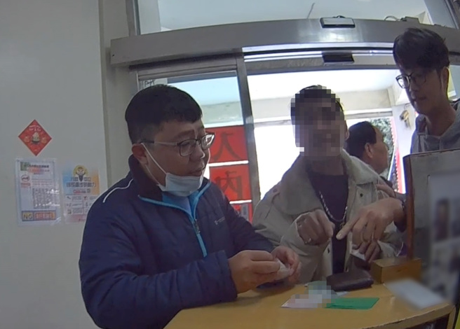 高雄一名48岁黄姓男子，昨（25）日陪同妻子至旗津分驻所报案，在值班台翻找皮夹寻找证件时，意外将藏放在证件内的毒品一同取出。（翻摄画面）