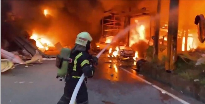 桃园大坑路发生工厂大火，浓烟火势恐影响国道行车。（翻摄画面）