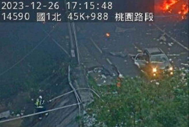 工厂旁的车辆疑似遭受爆炸波及。（翻摄国道1968）