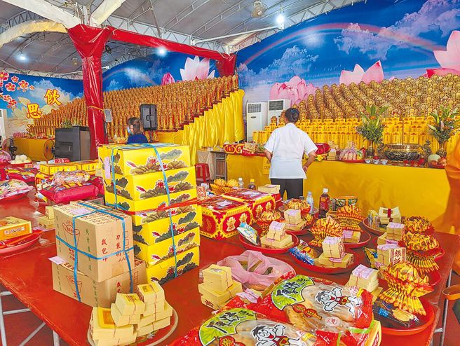 台湾宫庙常见的红色供品盘、拜拜盘。（资料照／黄敬文摄）