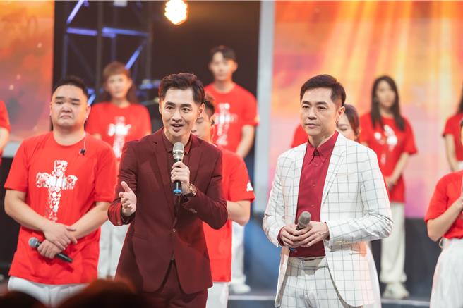 宋逸民（左）、宋达民牧师陪伴眾星迎接耶诞夜。（TVBS提供）