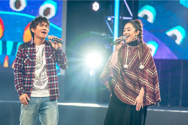 王宏恩（左）与舞思爱同台飙嗓。（TVBS提供）
