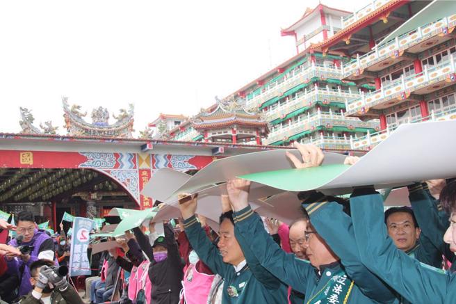 赖清德(右3)发起4天3夜环岛拼字活动，22日第6站抵达台南，与民眾一起排字。（中时资料照／程炳璋摄）