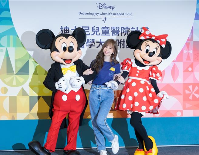 王心凌26日现身全台首家迪士尼儿童主题病房探望小朋友。（郭吉铨摄）
