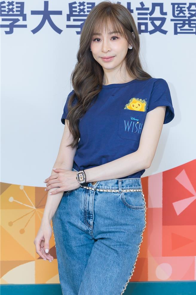 王心凌26日现身全台首家迪士尼儿童主题病房探望小朋友。（郭吉铨摄）