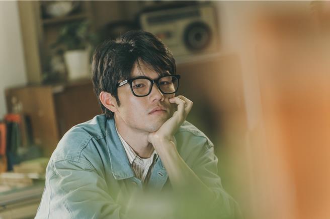 孙淑媚量身打造《盐水大饭店》主题曲〈无罣碍〉，MV由张耀仁饰演。（公视台语台提供）