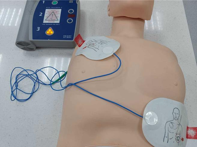 56歲涂姓男患者日前在台中市麗水漁港堤防旁昏倒，經海巡、消防、醫護等人員接力極力搶救下，共施作CPR加13次電擊，救回一命。（童綜合醫院提供／張妍溱台中傳真）