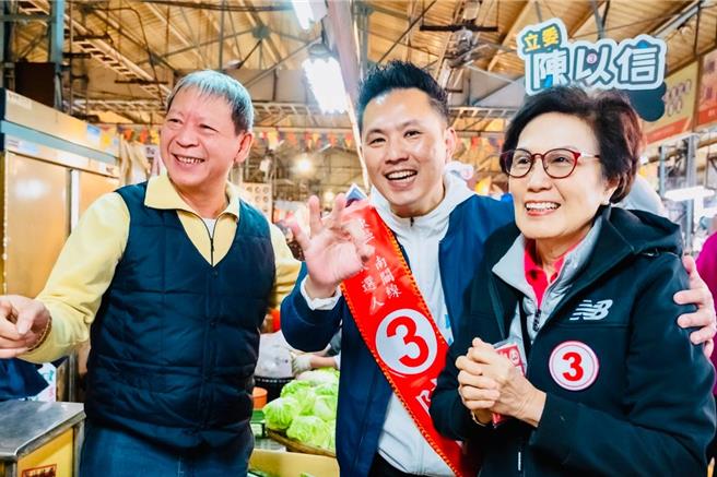 國民黨立委陳以信今與馬英九前總統大姊馬以南在台南東區崇德市場拜票。（陳以信辦公室提供）