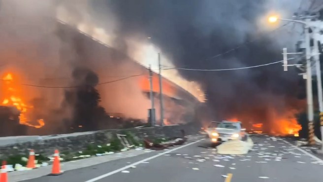 工廠火勢相當猛烈，連國道都受到影響。（翻攝畫面）