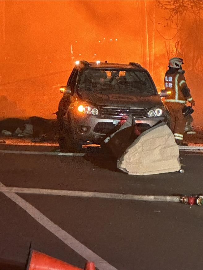 龟山区大坑路二段200巷附近一处冷媒化工厂，今傍晚惨遭祝融，由于现场含石化工业设备设施，火势相当猛烈，还伴随爆炸声响。(翻摄照片／蔡依珍桃园传真)