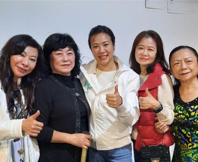 民眾党副总统候选人吴欣盈（中）今到花莲助选拜票，特别安排行程拜会已故国民党前市长蔡启塔夫人黄素员（左二），希望能在花莲蓝营铁票仓中尽力争取选民支持。（民眾提供／罗亦晽花莲传真）