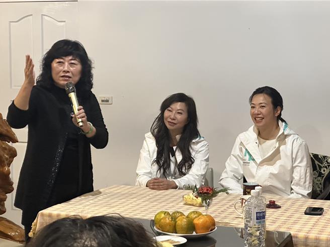 民眾党副总统候选人吴欣盈（右）今到花莲助选拜票，特别安排行程拜会已故国民党前市长蔡启塔夫人黄素员（左），希望能在花莲蓝营铁票仓中尽力争取选民支持。（罗亦晽摄）