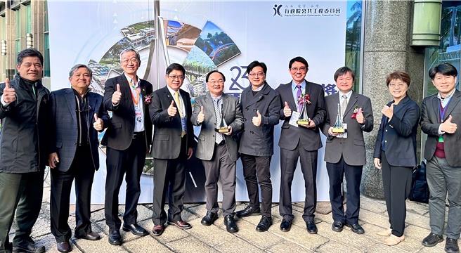 桃园机场成立以来首次荣获金质奖最高荣誉奖项，机场公司董事长杨伟甫（左4）与同仁合影。（机场公司提供。陈麒全桃园机场传真）