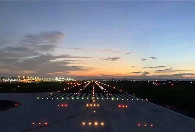 「桃园国际机场航空地面灯光系统维护」荣获公共设施维护管理「特优」奖项殊荣，桃园机场戮力提升公共设施维护品质，确保飞航安全，灯光维护妥善率达99％以上。（机场公司提供。陈麒全桃园机场传真）