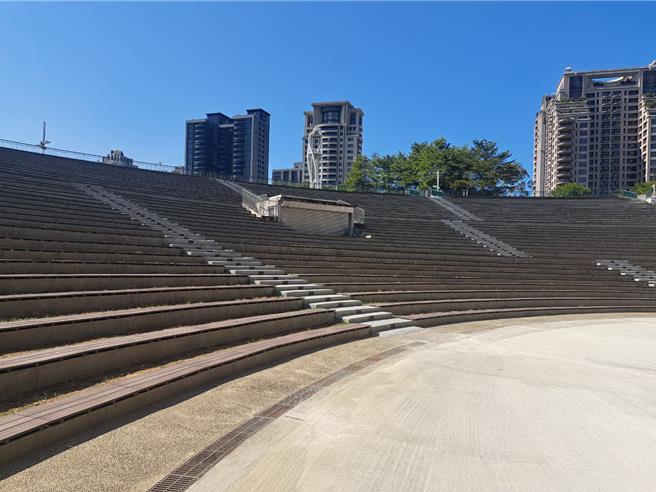 台中市圆满户外剧场歷经半年闭馆整修完成，台中市文化局26日表示，首场自办节目将舞铃剧场在12月30日带来《岛屿之光》表演。（台中市文化局提供／陈淑芬台中传真）