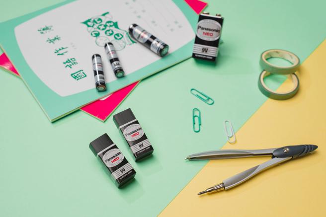 于4大超商购买「EVOLTA钛元素碱性电池4入款」或是「大电流碱性电池4入款」，就送Panasonic锰乾电池纪念橡皮擦一颗。（Panasonic提供／古明弘台北传真）