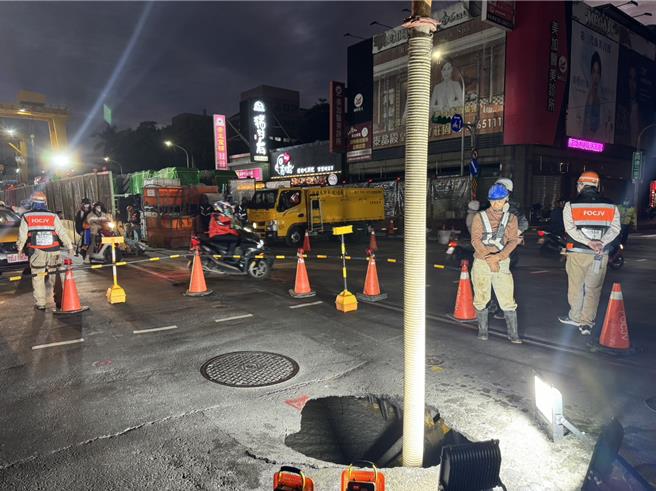 桃园区中正路和同德二街路口，今傍晚路面突然塌陷，出现直径80公分的坑洞，捷运局紧急灌浆填补修復。(捷运局提供／蔡依珍桃园传真)