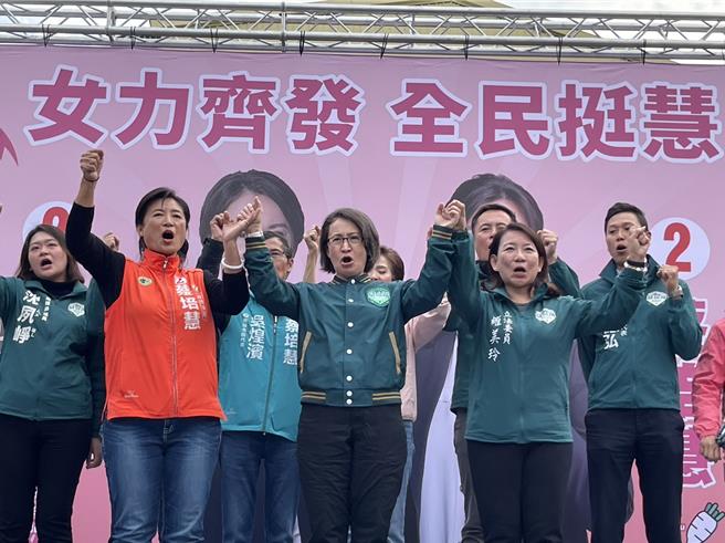 蕭美琴26日在配天宮為投二選區立委候選人蔡培慧輔選，強調越艱難的地方，愈能發揮女性堅韌精神。（楊靜茹攝）